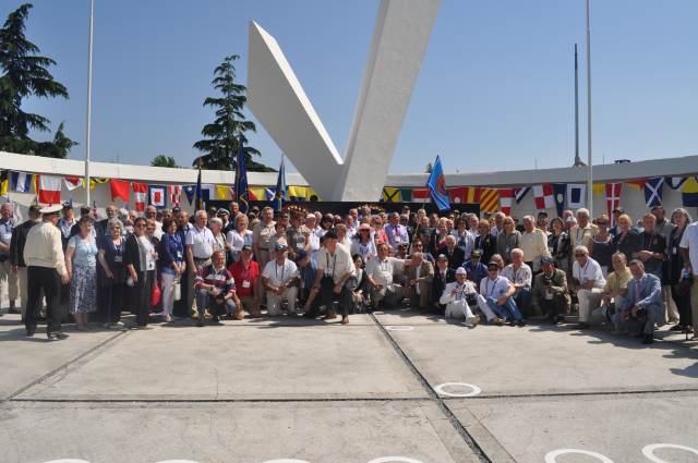 Tüm katılımcılar Gölcük denizaltı şehitleri anıtı önünde toplu halde.